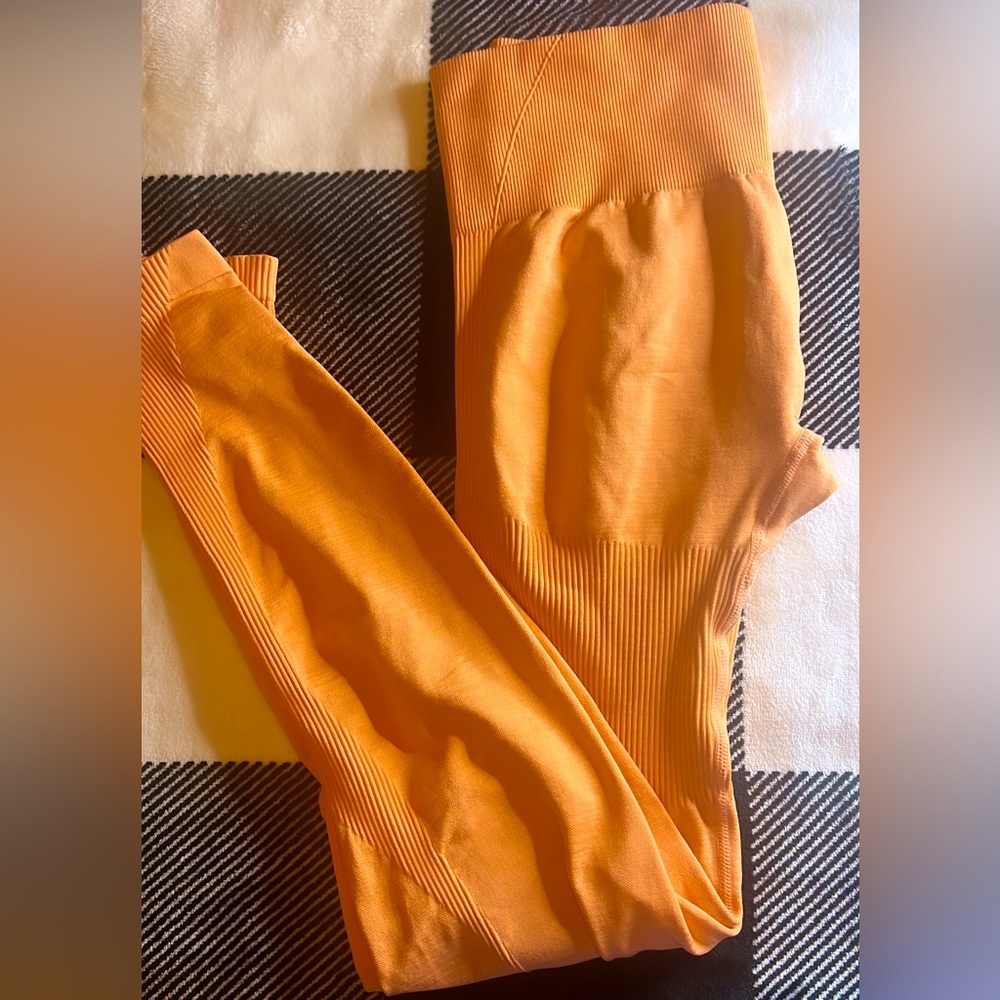 Great condition fits tight to the body. And doesn’t stretch out ☺️